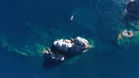 Scuba-divers-around-the-rocher-de-mèdes-Porquerolles-mediterranean-sea-France